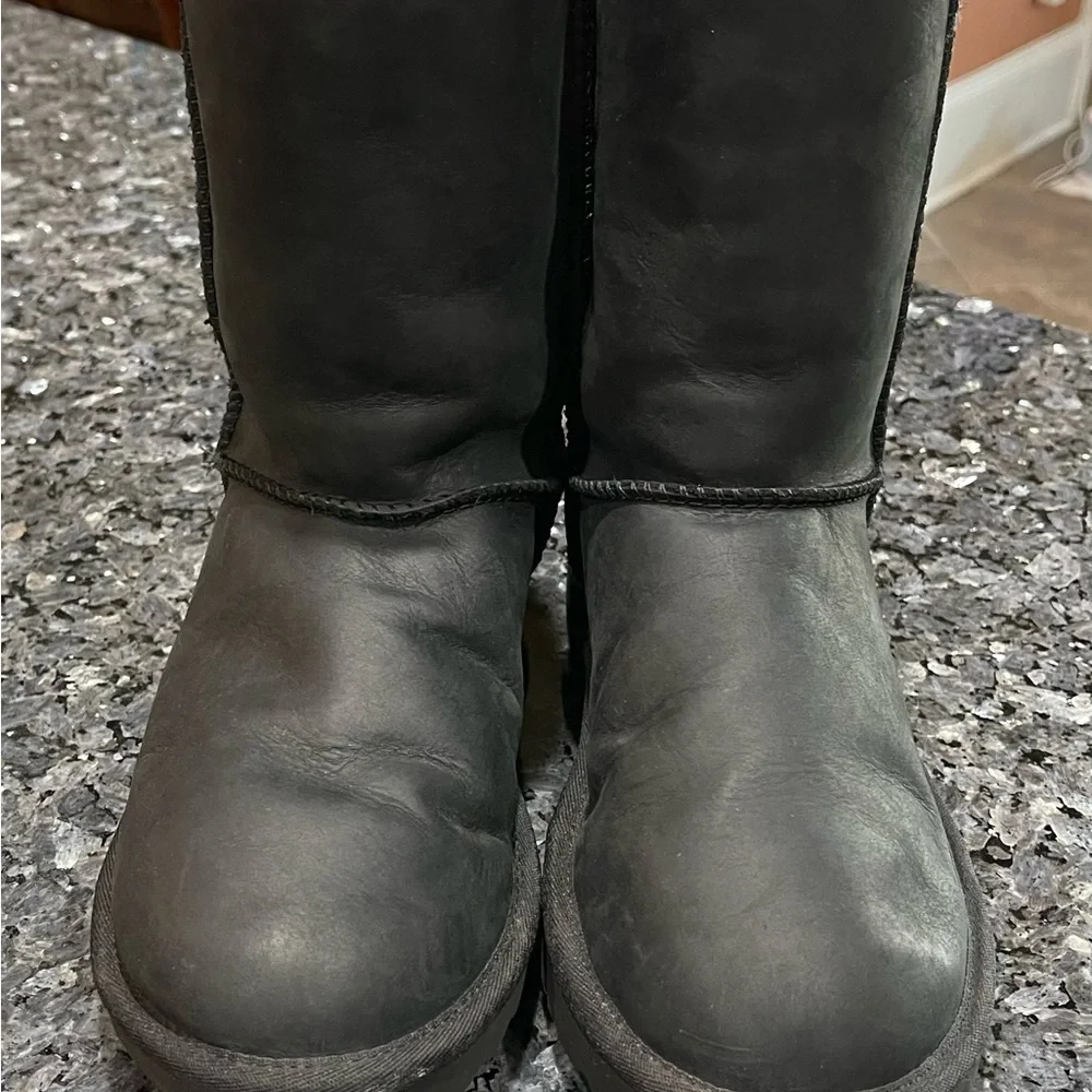 UGG Classic Short II Women’s Black Leather Boots Size 7